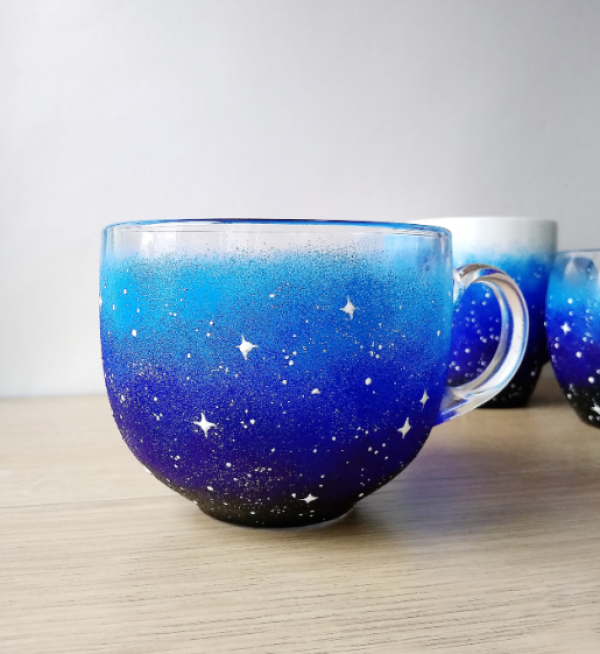 Mug dengan motif bintang atau galaksi yang mengesankan